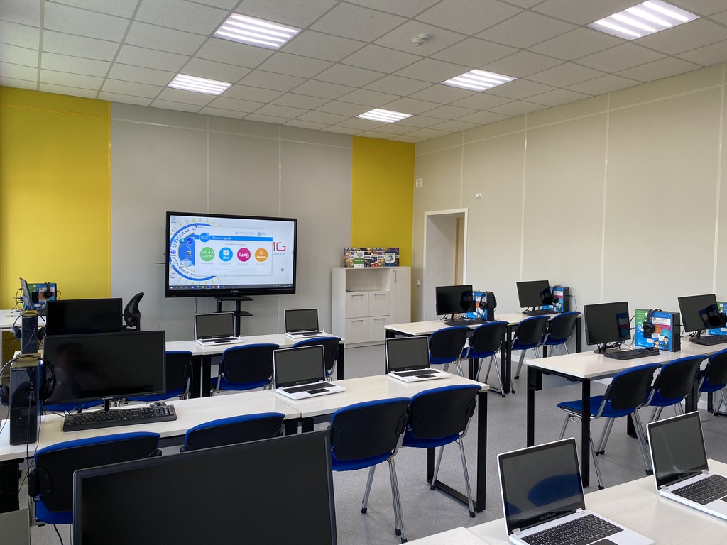 Дети за лабораторным столом